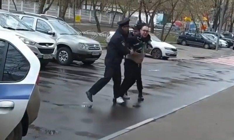 Столичные полицейские жестко задержали мужчину у его дома - bloknot.ru - Москва