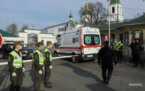 Ситуация в Лавре: за два часа приезжали четыре "скорые" - korrespondent.net - Киев