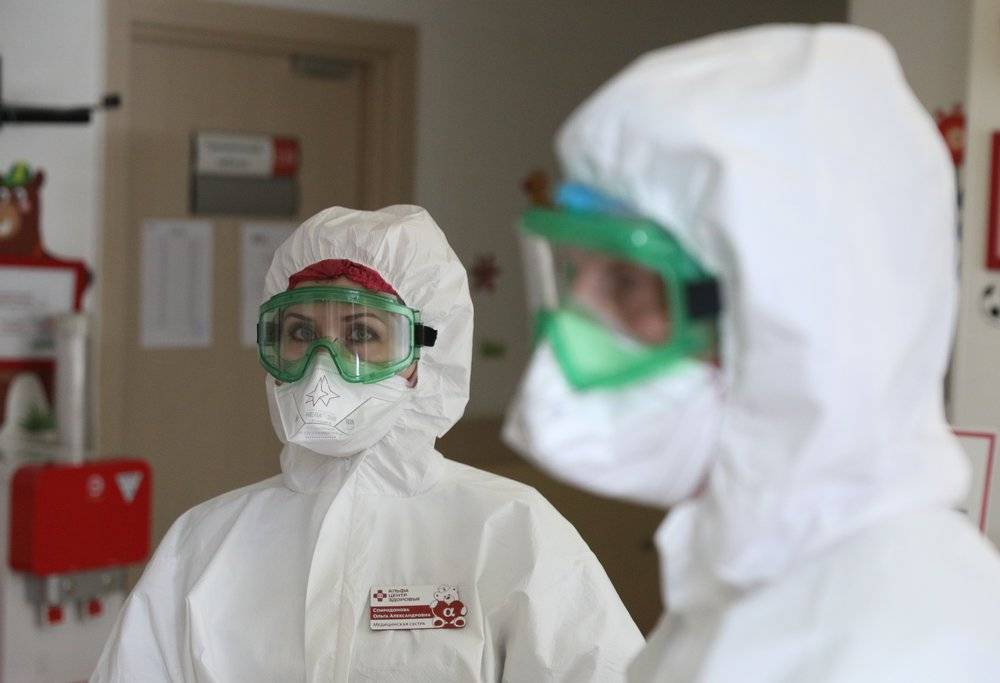Более 129 тысяч человек в России остаются под наблюдением из-за коронавируса - vm.ru - Россия