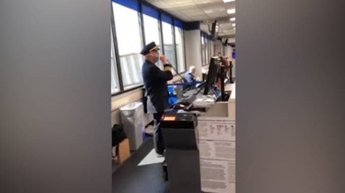 United Airlines - Публичная речь пилота в честь рискующих жизнями врачей растрогала пассажиров - piter.tv - Нью-Йорк - Вашингтон