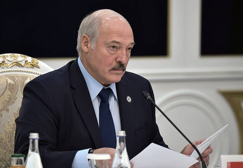 Александр Лукашенко - "Аккуратно и постепенно": Лукашенко решил вернуть учеников за парты - tvc.ru