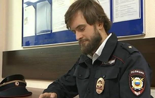 Петр Верзилов - Мужчина переоделся полицейским, чтобы гулять по городу в карантин - korrespondent.net - Россия - Москва