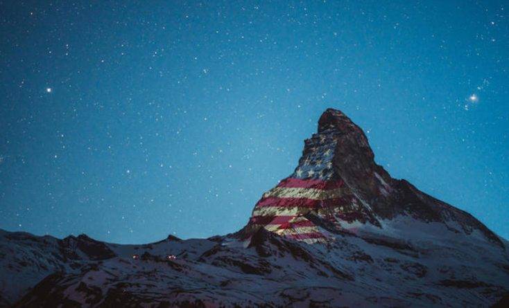 На вершине в Альпах запустили проекцию флага США, чтобы «вселить надежду» в американцев во время пандемии - usa.one - Сша - Швейцария