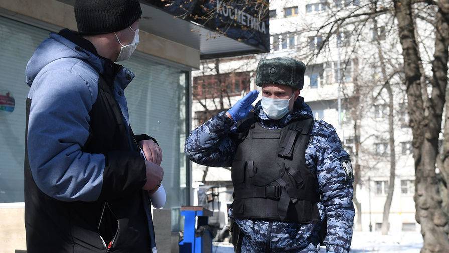 Женщина избила полицейского в Симферополе, когда он объяснял правила самоизоляции - gazeta.ru - Симферополь