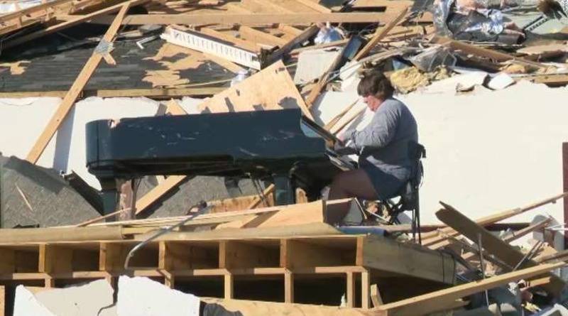 Женщина сыграла на пианино, которое осталось невредимым среди обломков разрушенной торнадо церкви - usa.one - штат Джорджия - штат Миссисипи - штат Теннесси