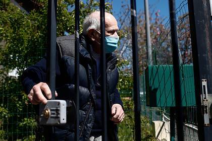 98-летний врач отказался уходить на пенсию в разгар пандемии коронавируса - lenta.ru - Франция - Париж