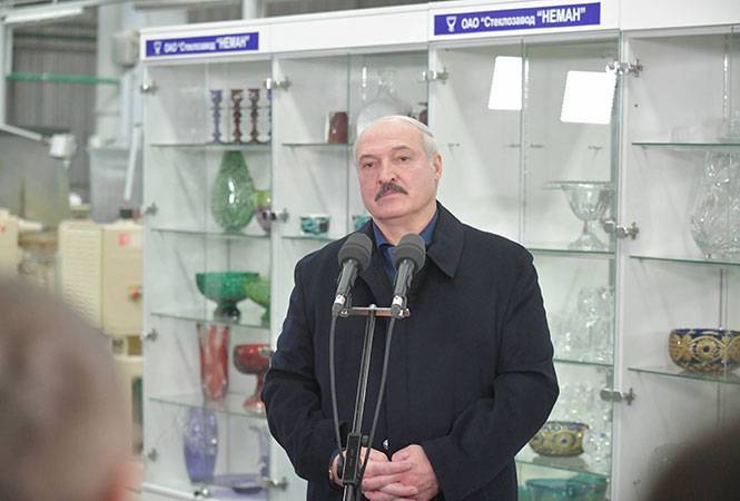 Александр Лукашенко - Лукашенко о своих критиках: только ленивая, паршивая собака не тявкает из-под забора в мою сторону - naviny.by - Белоруссия - район Лидский