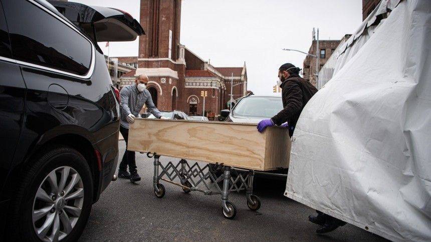 В США жертв COVID-19 начали хоронить в братских могилах - 5-tv.ru - Сша - Washington - Нью-Йорк