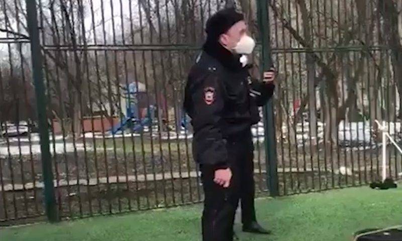 Российские полицейские потребовали от граждан соблюдать дистанцию, вытащив оружие - bloknot.ru