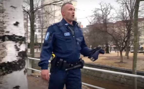 Марк Бернес - В поддержку карантина финский полицейский спел советскую песню - eadaily.com - Финляндия