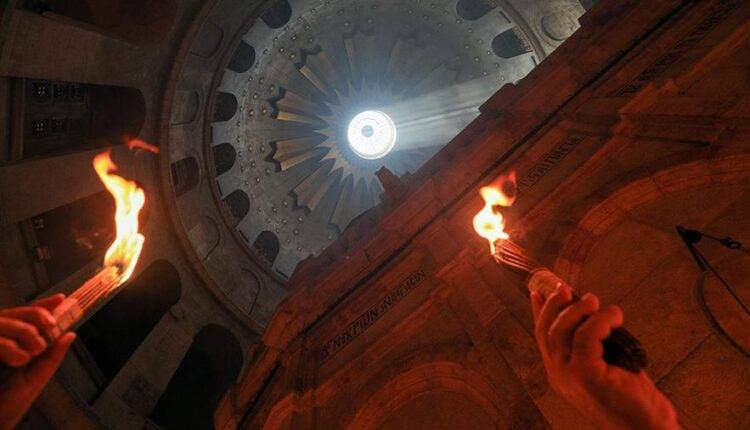 патриарх Феофил III (Iii) - Благодатный огонь сошел в храме Гроба Господня в Иерусалиме - newtvnews.ru - Греция - Иерусалим