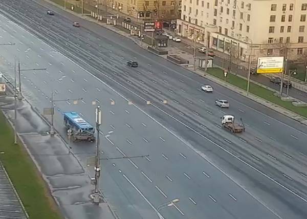 На пустом Кутузовском проспекте легковушка залетела под автобус, ее водитель погиб - nakanune.ru
