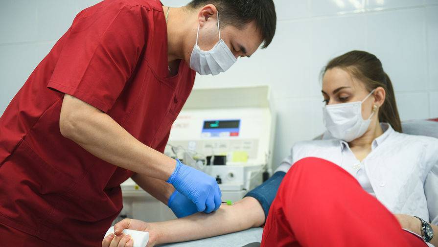 Собянин установил выплаты донорам крови с антителами на коронавирус - gazeta.ru - Россия