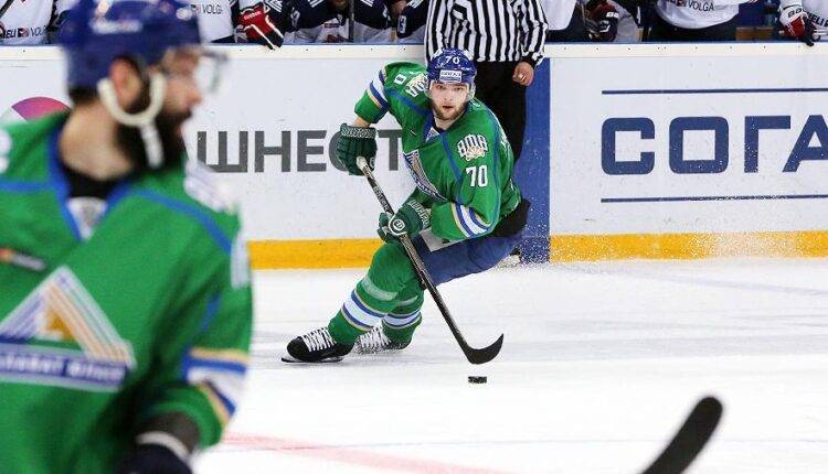Игрок Континентальной хоккейной лиги поднял штангу в 70 кг одной рукой - newtvnews.ru - Финляндия - Омск