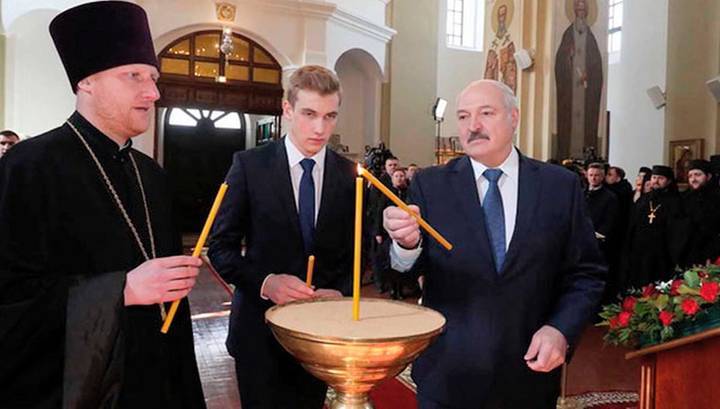 Александр Лукашенко - Лукашенко пошел в храм, несмотря на опасность заболеть - vesti.ru - Белоруссия