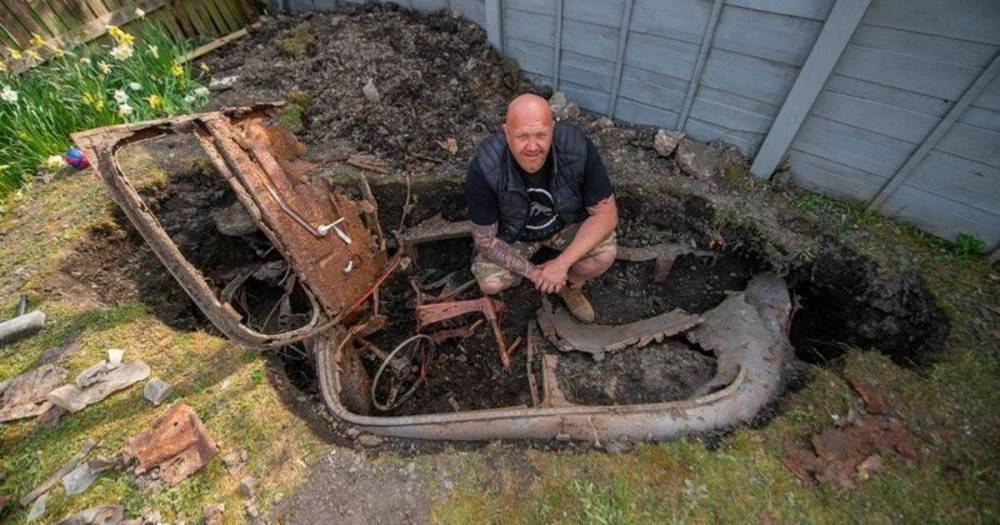 Садовник случайно откопал Ford 1950 года на заднем дворе дома - ren.tv - Англия