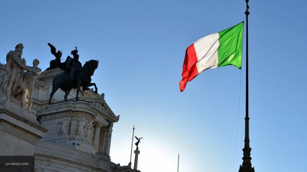 Фабио Рампелли - Флаг ЕС сняли с парламента Италии после отказа Брюсселя помочь справиться с пандемией - nation-news.ru - Франция - Италия - Германия - Евросоюз - Брюссель