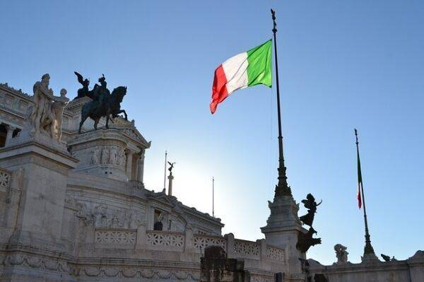 Италия сняла флаг ЕС после отказа Брюсселя оказывать поддержку в борьбе с COVID-19 - inforeactor.ru - Франция - Англия - Италия - Германия - Евросоюз - Брюссель