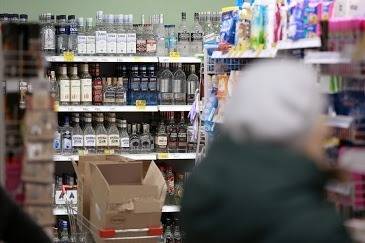 Российские регионы вводят ограничения на продажу алкоголя. Об этом просит полиция - znak.com - Красноярский край