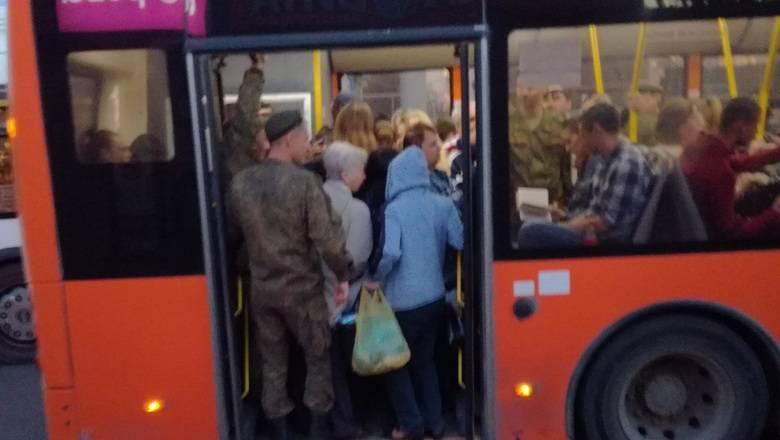 Первый день режима самоизоляции Волгоград встретил переполненными автобусами - newizv.ru - Россия - Москва - Волгоград