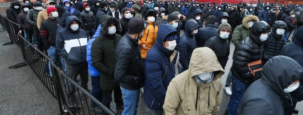 В центре Петербурга сотни мигрантов дежурят в гигантской очереди на продление документов - dp.ru - Россия - Санкт-Петербург