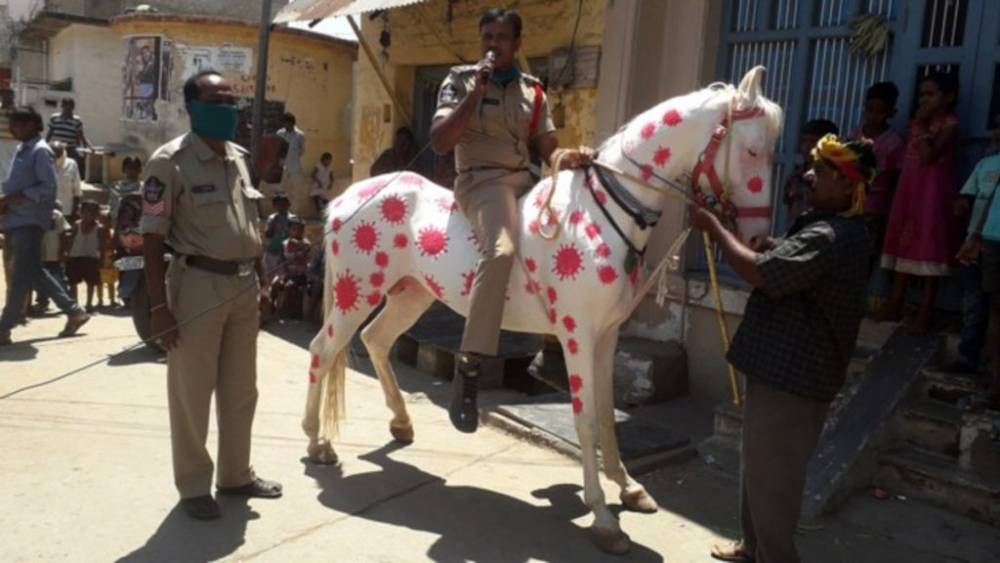 Полицейский на «коронавирусной» лошади предупреждал граждан об эпидемии - germania.one - Германия - Индия