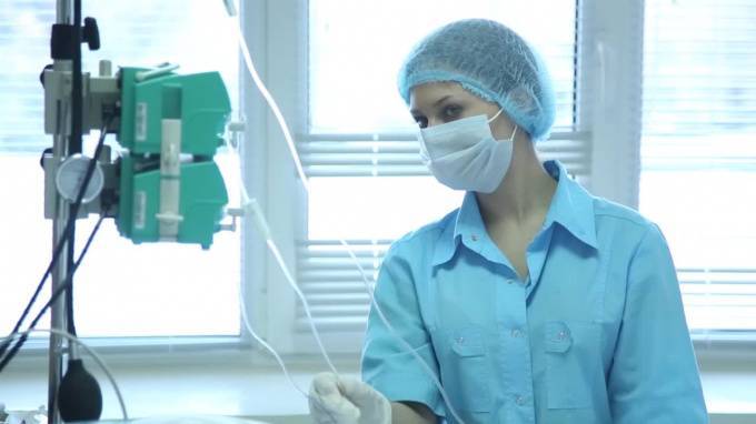 В Украине более тысячи медиков заразились коронавирусом - piter.tv - Россия - Украина