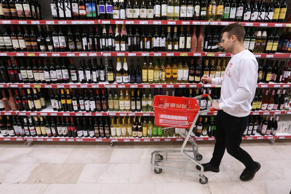 Россияне стали значительно реже покупать алкоголь - vm.ru - Россия - Такск