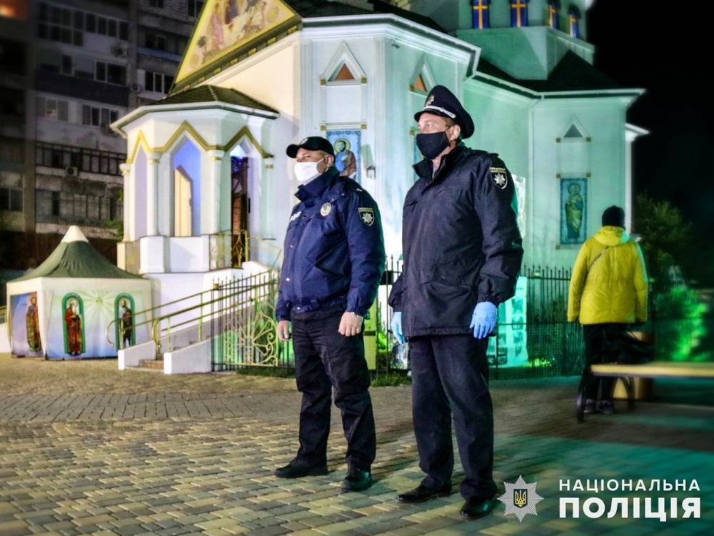 За соблюдением карантинных мер на территории храмов должны были следить священники. А в результате это делала полиция - Блищик - gordonua.com - Украина