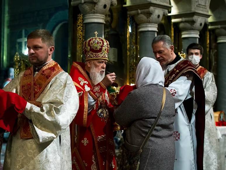 почетный патриарх Филарет - Филарет на Пасху причащал людей с одной ложки - gordonua.com - Украина