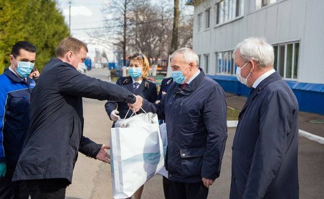 Нефтехимики передали городским перевозчикам 4 тыс. медицинских маски - realnoevremya.ru