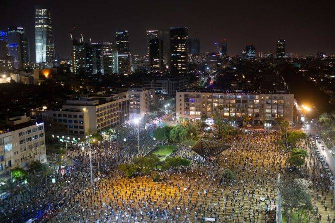 Биньямин Нетаньяху - Жители Израиля соблюдали социальное дистанцирование во время демонстрации за "спасение демократии" - usa.one - Израиль - Тель-Авив