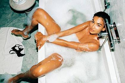 Модель Victoria's Secret «спряталась» от коронавируса обнаженной в ванной - lenta.ru