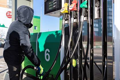 Григорий Березкин - В России резко упали оптовые цены на бензин - lenta.ru - Россия - Санкт-Петербург