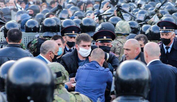 Врач назвал незаконный митинг в Северной Осетии «очагом разноса COVID-19» - newtvnews.ru - республика Алания - Владикавказ