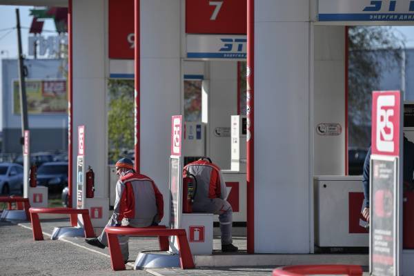 В России резко снизились оптовые цены на бензин - govoritmoskva.ru - Россия - Санкт-Петербург