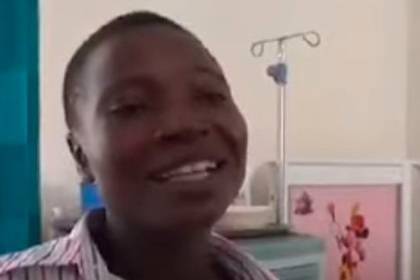Мать засунула пальцы в нос крокодилу и спасла ребенка от съедения заживо - lenta.ru - Зимбабве