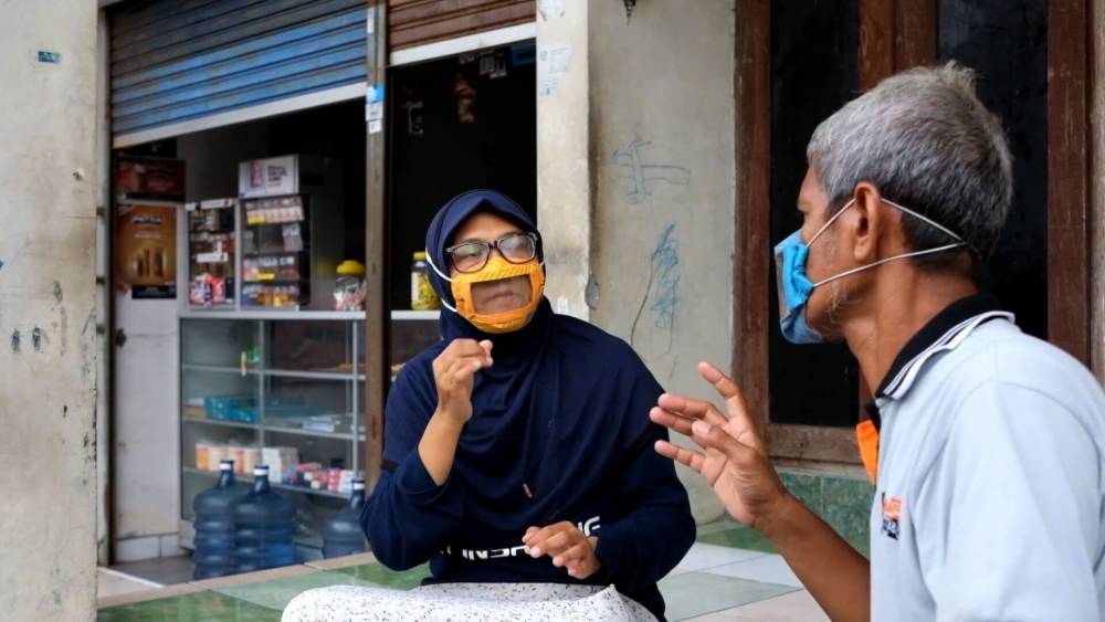 Женщина в Индонезии придумала защитную маску для глухонемых. - riafan.ru - Индонезия