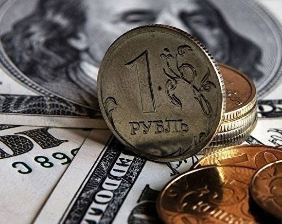 Рубль дешевеет после обвала цен на нефть. Доллар подорожал до 77 руб., евро — до 83 рублей - znak.com