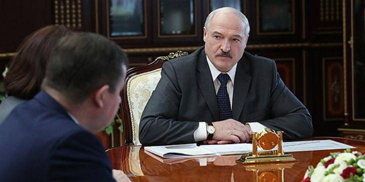 Александр Лукашенко - Лукашенко угрожает привлечь к ответственности тех, кто заставляет школьников носить маски - ruposters.ru - Белоруссия