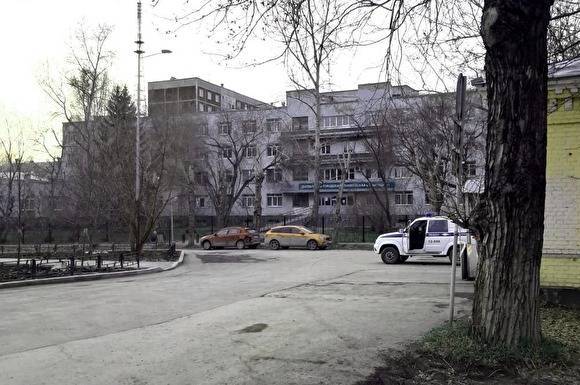 Медиков ЦГКБ №1 Екатеринбурга, где случилась вспышка COVID-19, изолировали в отеле - znak.com - Екатеринбург