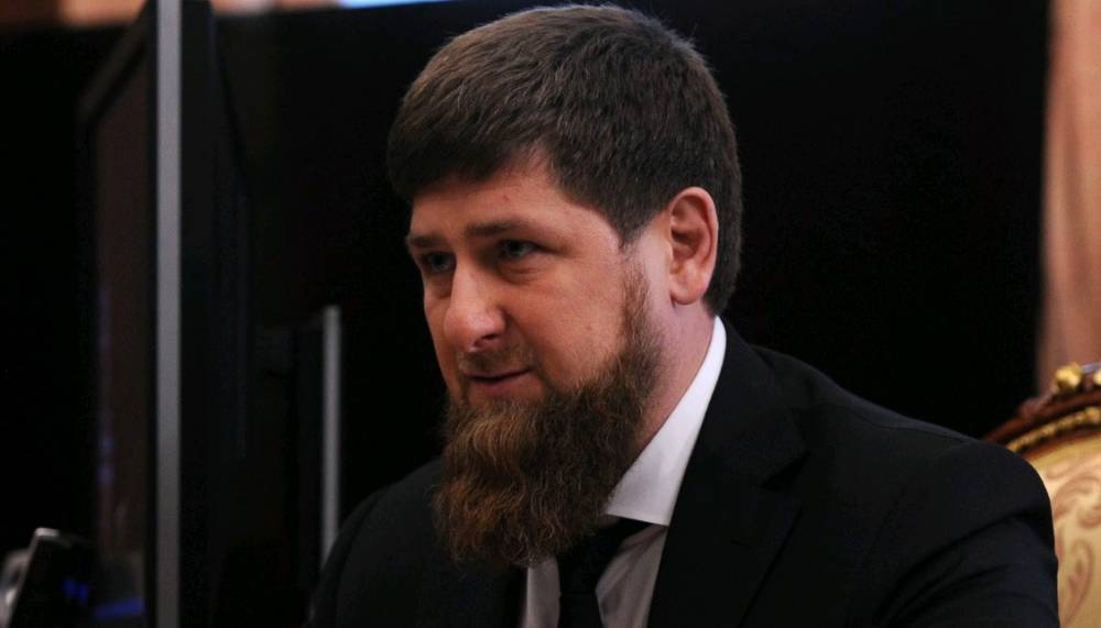 Рамзан Кадыров - Кадыров побрился наголо в ответ на просьбы разрешить работать парикмахерским - vm.ru - республика Чечня