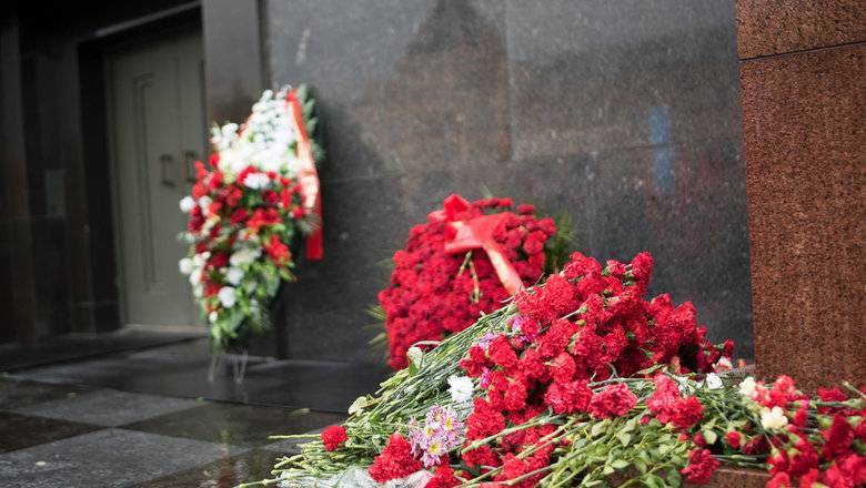 Коммунисты возложили цветы к мавзолею, соблюдая безопасную дистанцию - newizv.ru - Россия