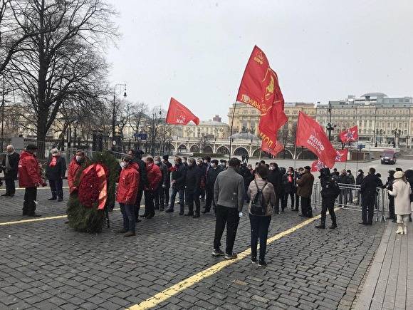 Владимир Ленин - Коммунисты в юбилей Ленина провели у Мавзолея массовую акцию, несмотря на ограничения - znak.com - Россия - Москва