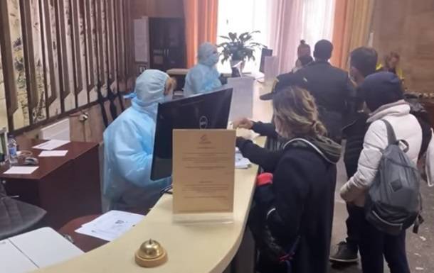 Сбежавшие из обсервации туристы выиграли суд - korrespondent.net - Киев