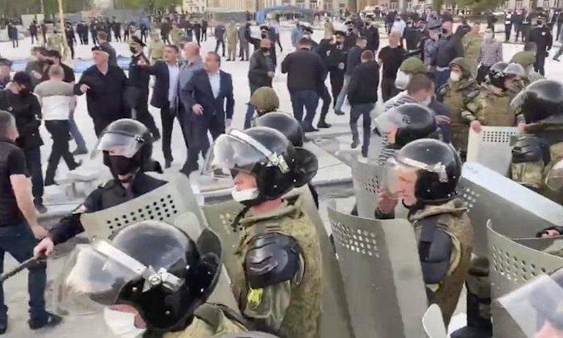СК завел дело о насилии над полицейскими на митинге против самоизоляции во Владикавказе - bloknot.ru - республика Алания - Владикавказ