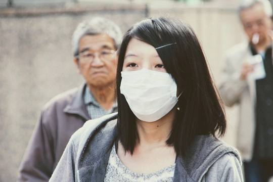 Японское правительство раздало жителям маски с плесенью и насекомыми - versia.ru - Япония
