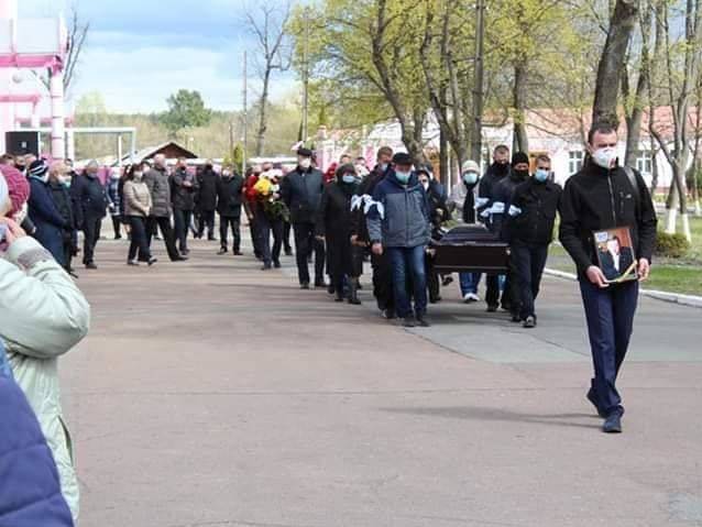 В Шостке десятки пенсионеров, несмотря на карантин, пришли на похороны директора местного завода - gordonua.com - Сумская обл.