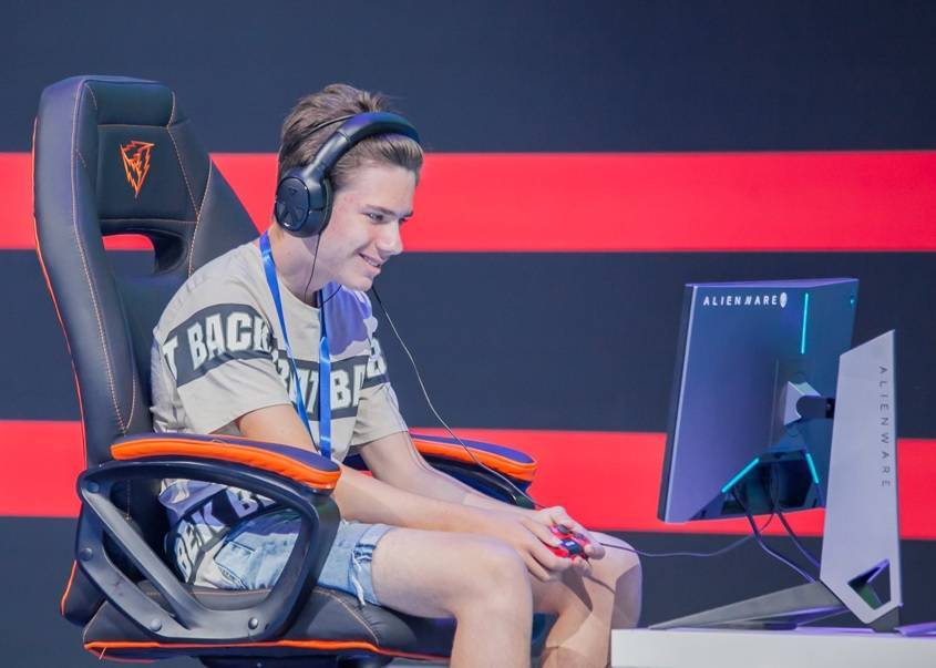 Москвичам порекомендовали играть в футбольные симуляторы во время самоизоляции - vm.ru