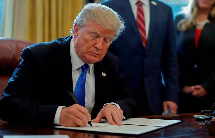 Дональд Трамп - Трамп подписал указ о временной остановке иммиграции в США - ont.by - Сша